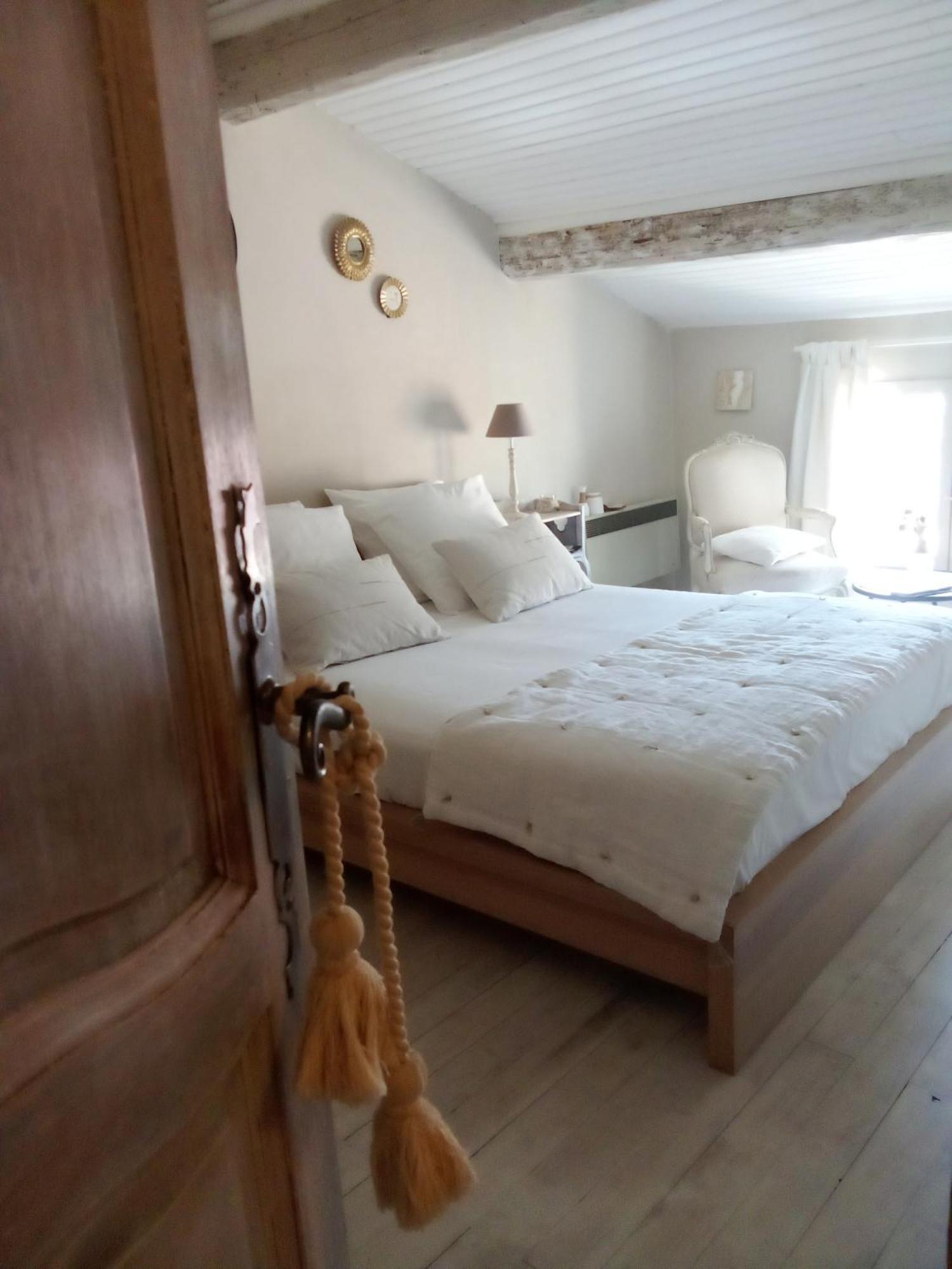 La Maison Perchee Эг-Морт Номер фото